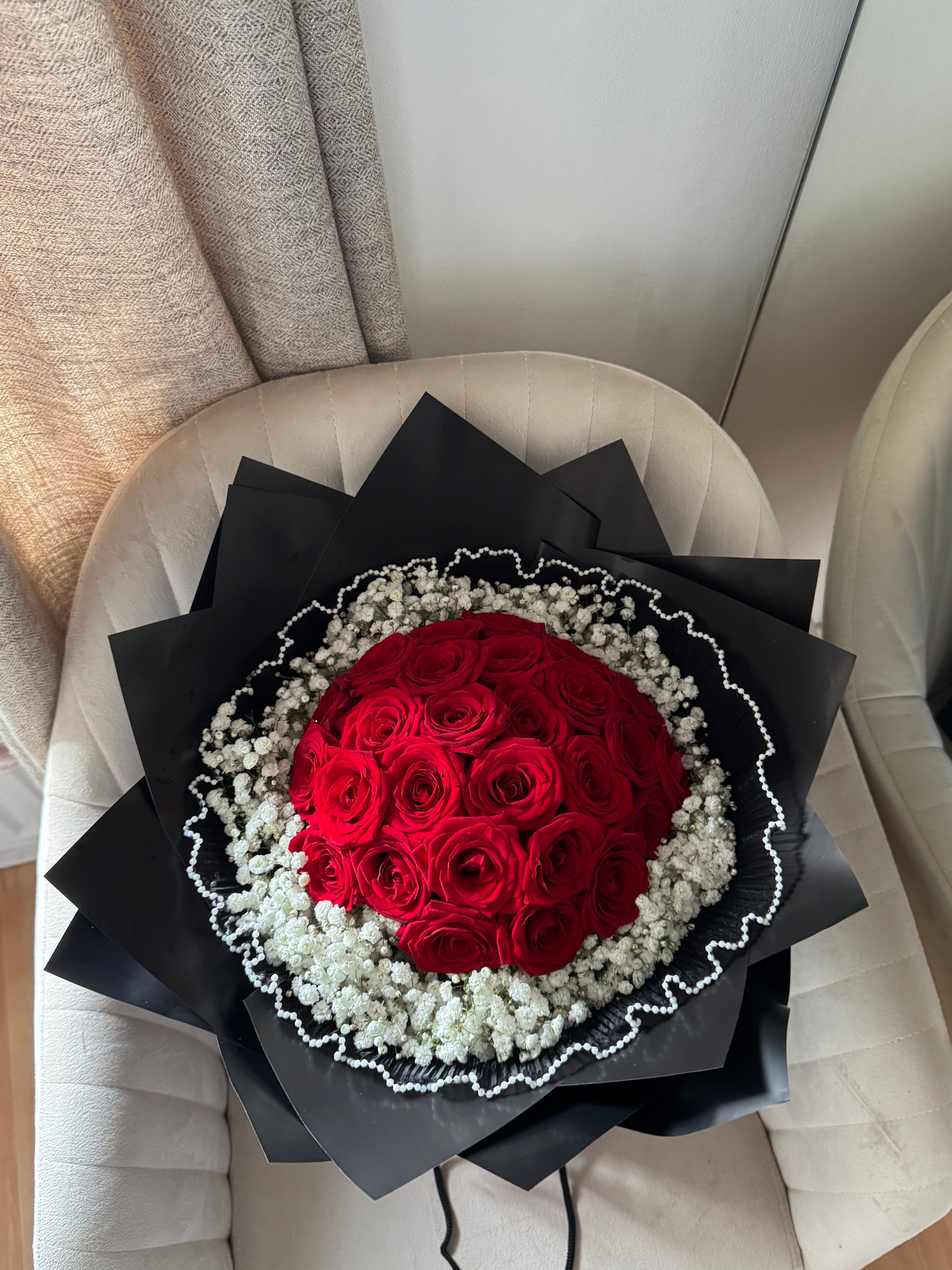 Black Bliss Bouquet - 30 Stems Gyps Border
